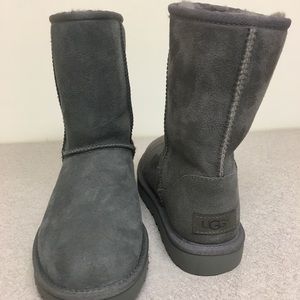 UGGs BRANDNEW ! WOMENS SIZE 7 . $100